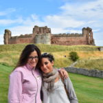 io e mia sorella al Castello di Tantallon, Scozia