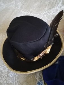 vestito da moschettiere dettaglio cappello con la piuma