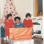 io, mio fratello e mia sorella a Natale da piccoli sotto l'albero