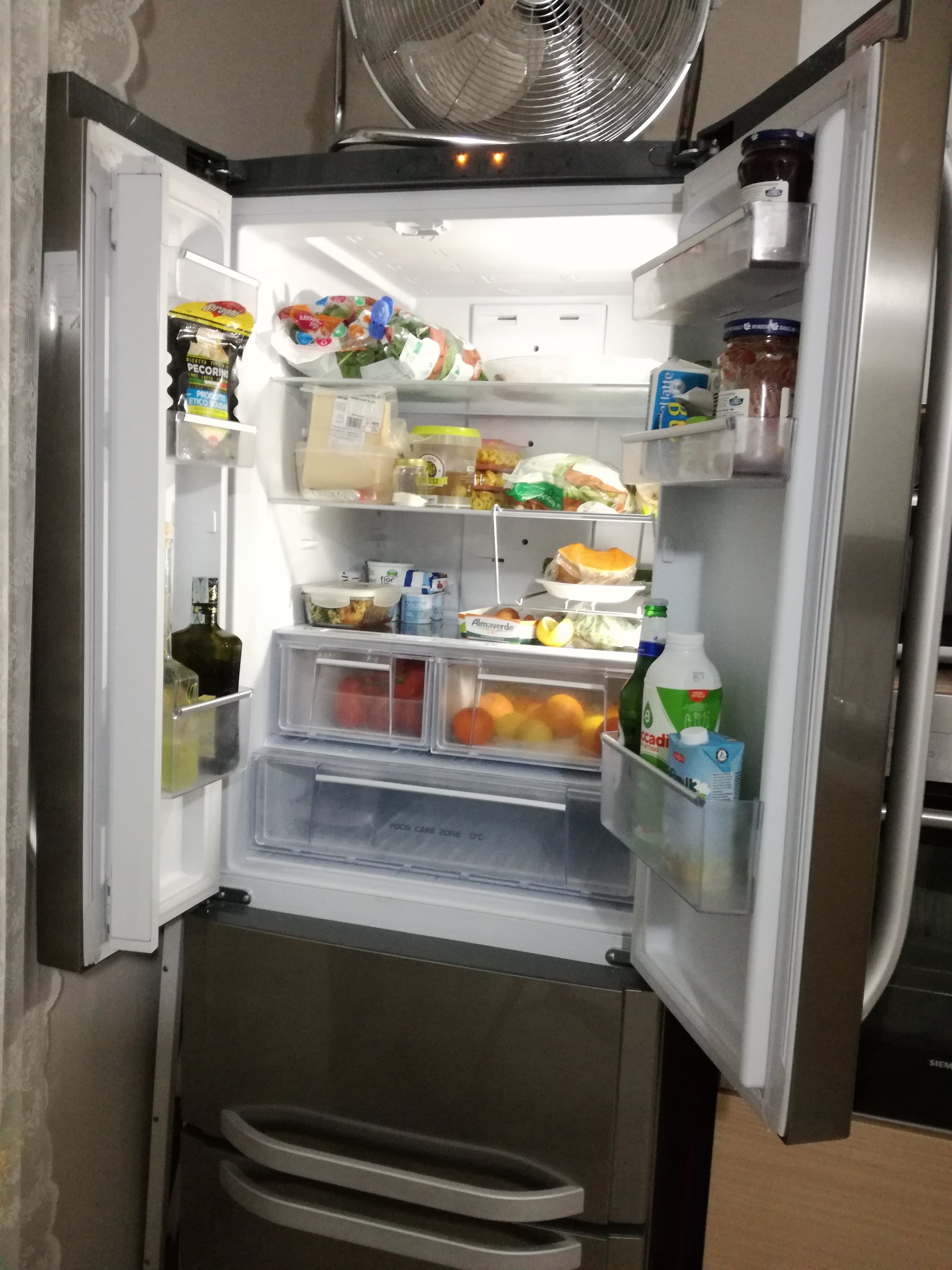 il mio frigorifero aperto
