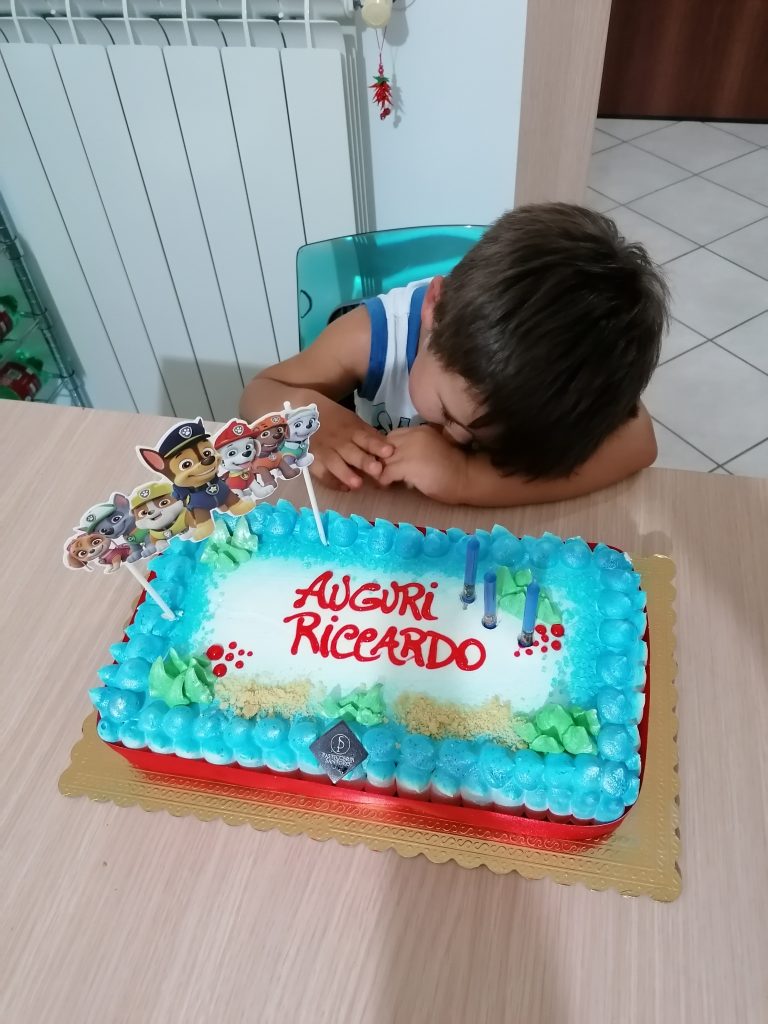 Riccardo addormentato davanti alla torta